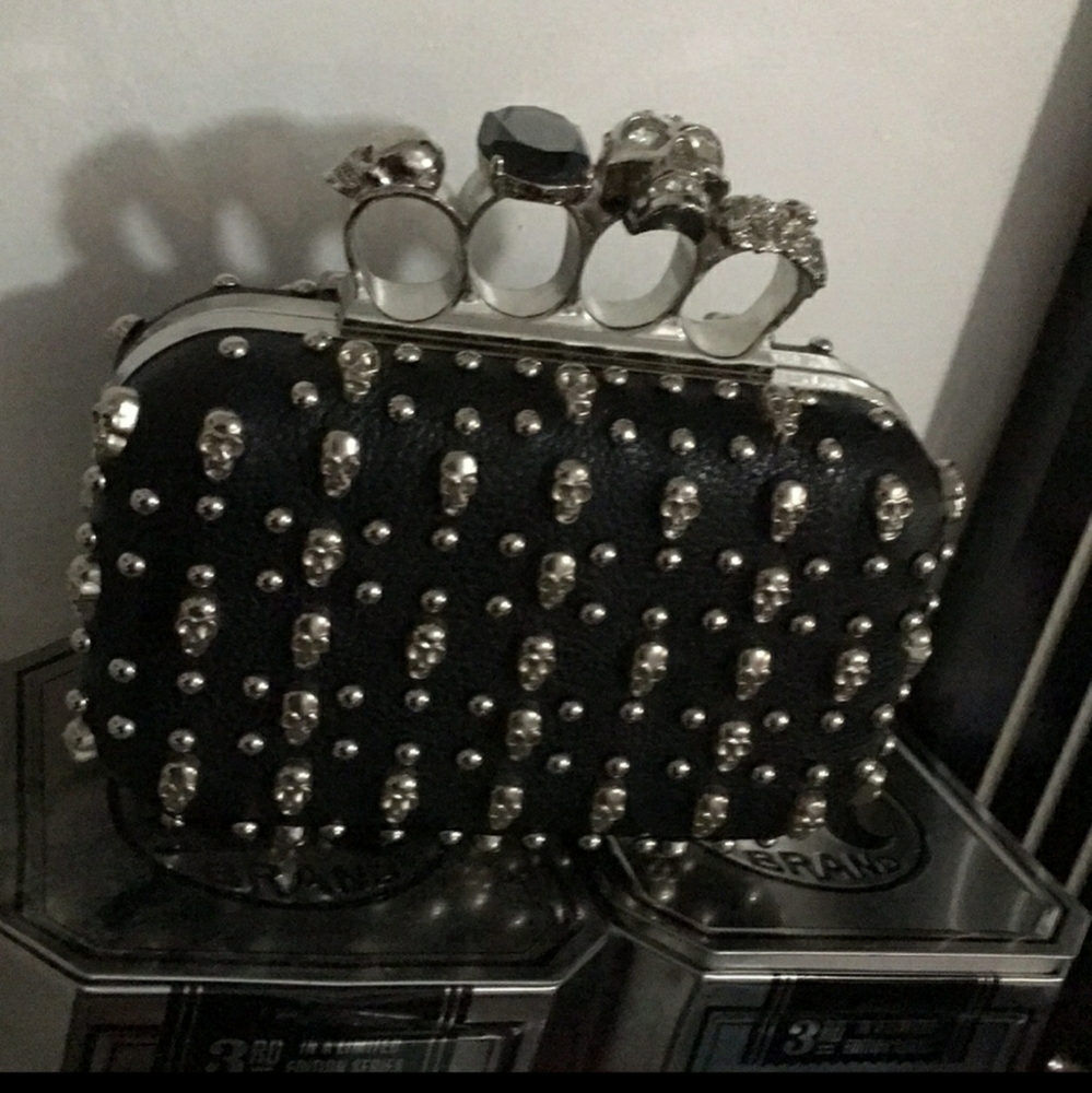 Brass knuckle skull cluth